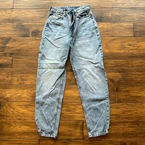 &Denim Light Wash Blue Denim Mom Jeans